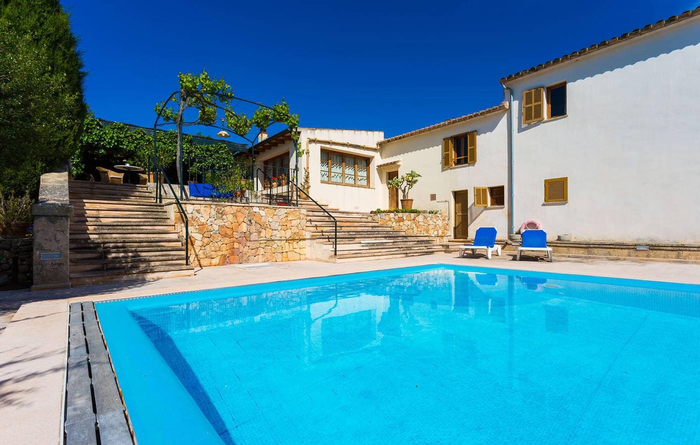 Foto 5 von 32: Modernes Apartment mit Pool, Terrasse und Küche in der Nähe des Eigentümers