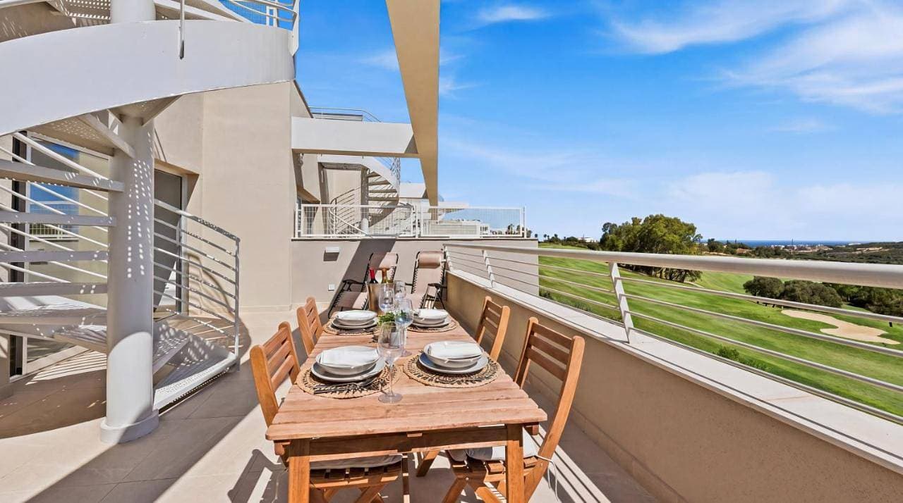 Foto 10 von 78: Two-Bedroom Apartment with Balcony and Terrace