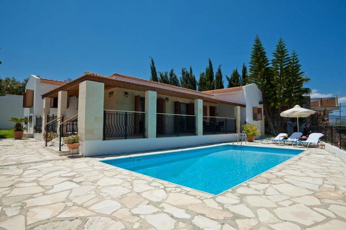 Foto 2 von 67: Three-Bedroom Villa with Private Pool