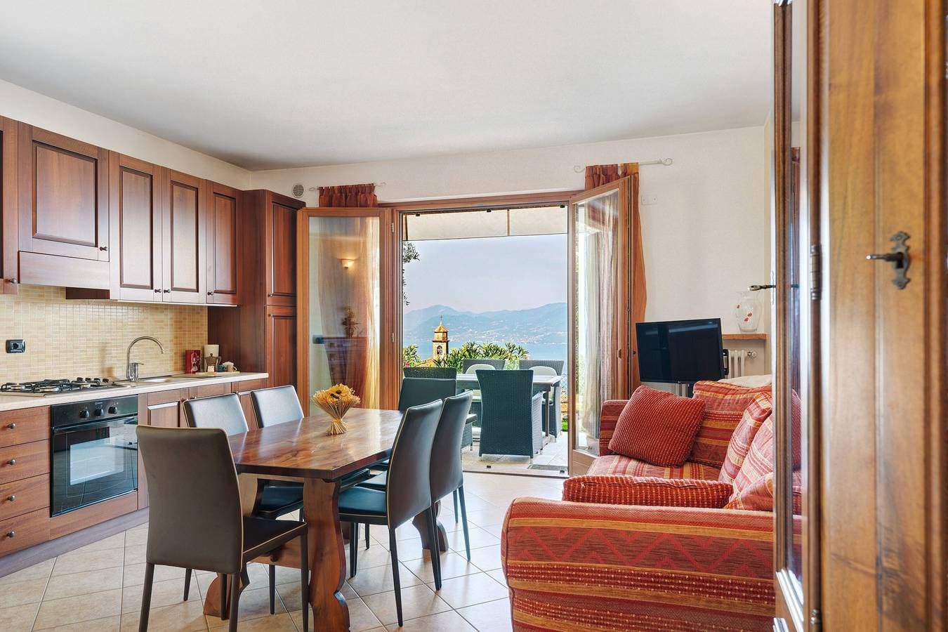 Foto 2 von 31: Ferienwohnung 'Jessica' mit Seeblick, WLAN und Klimaanlage
