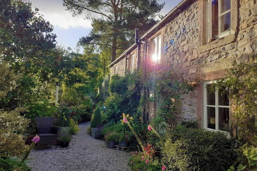 Foto 11 von 30: Gorgeous romantic cottage retreat, with gardens & Peak District views