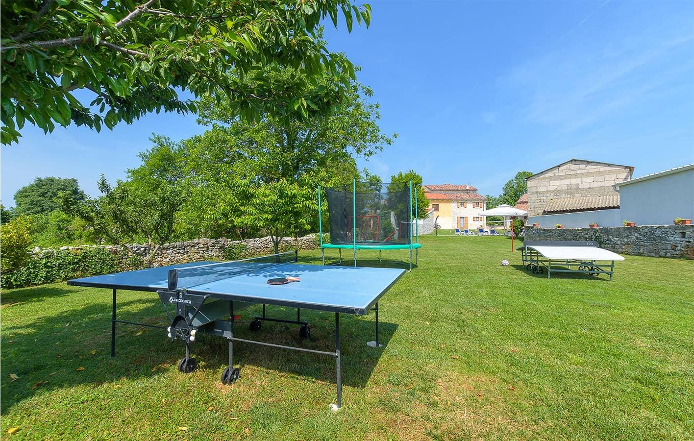 Foto 11 von 55: Geräumige 2-Zimmer-Wohnung mit Pool, WLAN und Terrasse