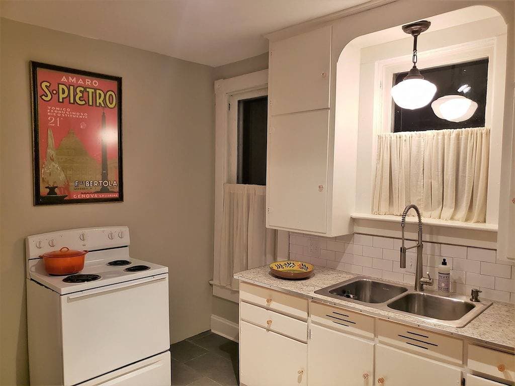 Foto 11 von 25: Spacious Victorian perfect for large groups.  Walk to Main Street!
