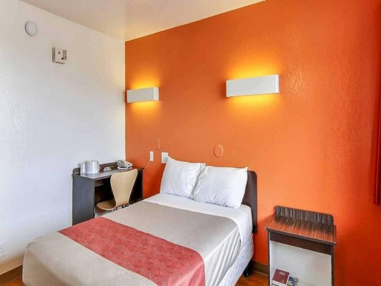 Foto 7 von 36: Geräumiges Zimmer mit 1 Kingsize-Bett