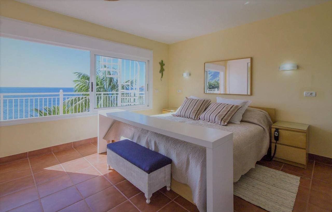 Villa in protected space in front of the sea 1