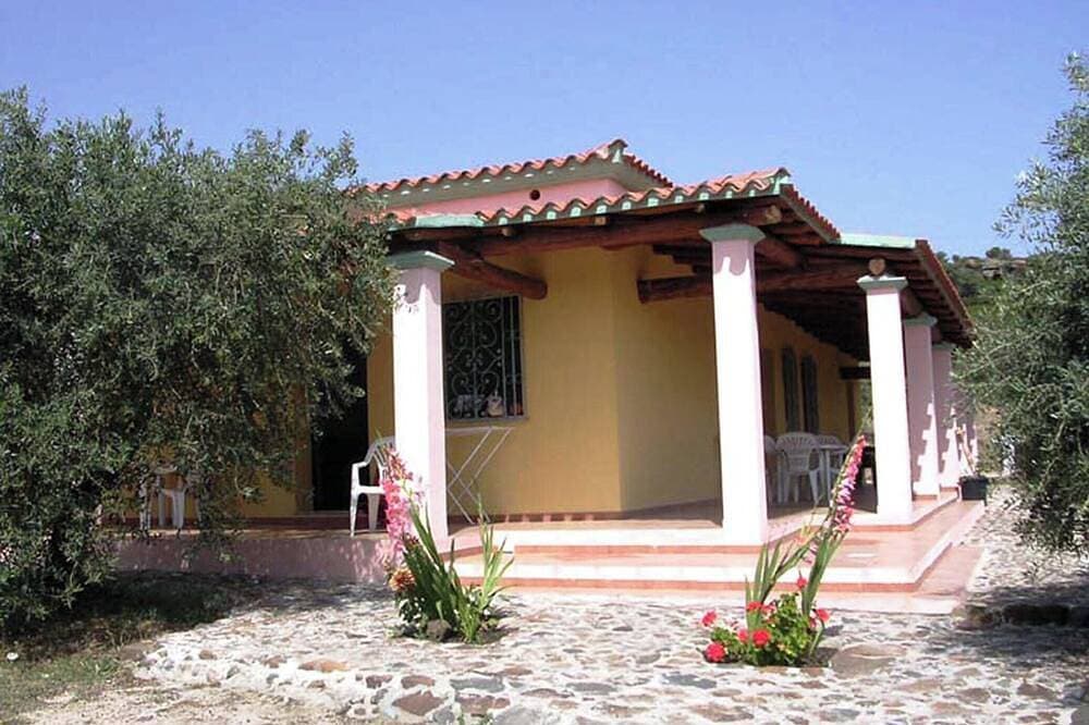 Apartment 300 meters from the beach in villa of the Olives and Roses 1