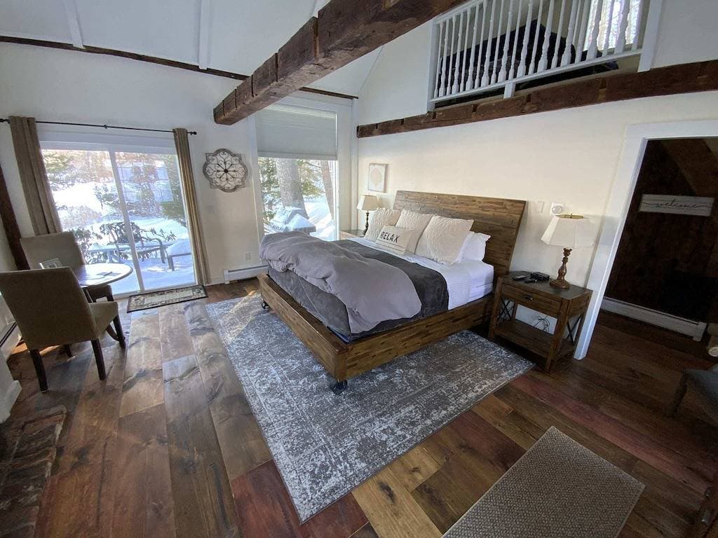Foto 10 von 26: Luxus King Cottage, 2 Einzelbetten im Loft, Kamin, privater Eingang