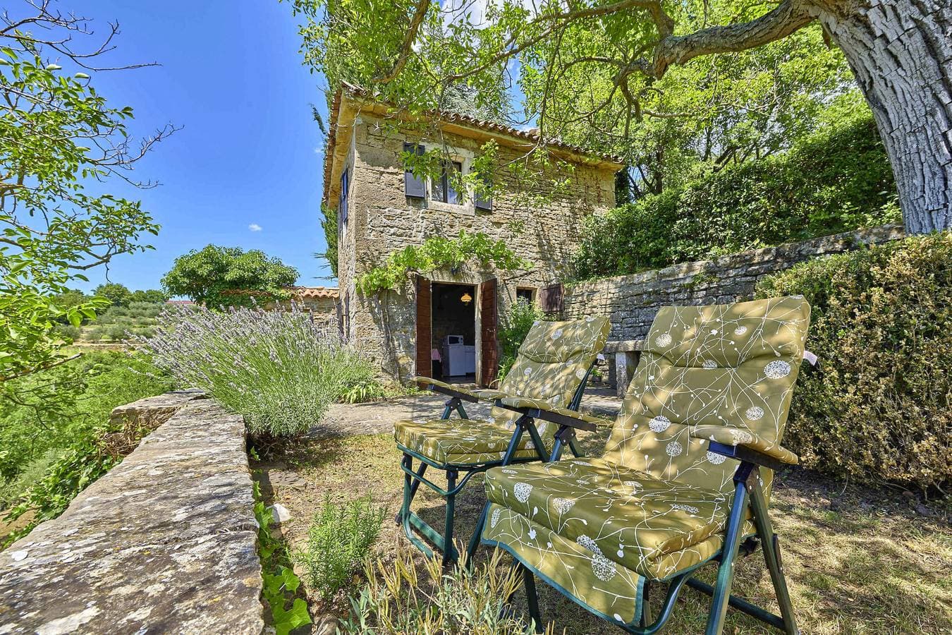 Foto 6 von 24: Ferienhaus Funtana * einzigartiger Ausblick, Garten mit Grill