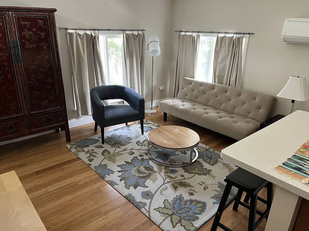 Foto 4 von 10: Sunny Coach House in Historic Oak Park