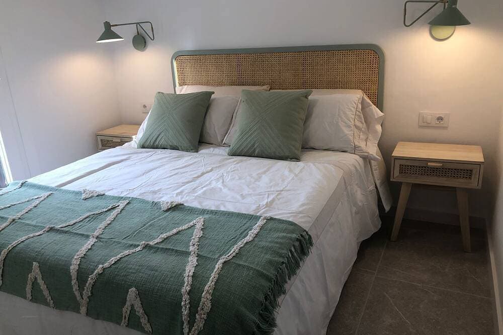 Foto 2 von 9: Sea front penthouse Porto Petro