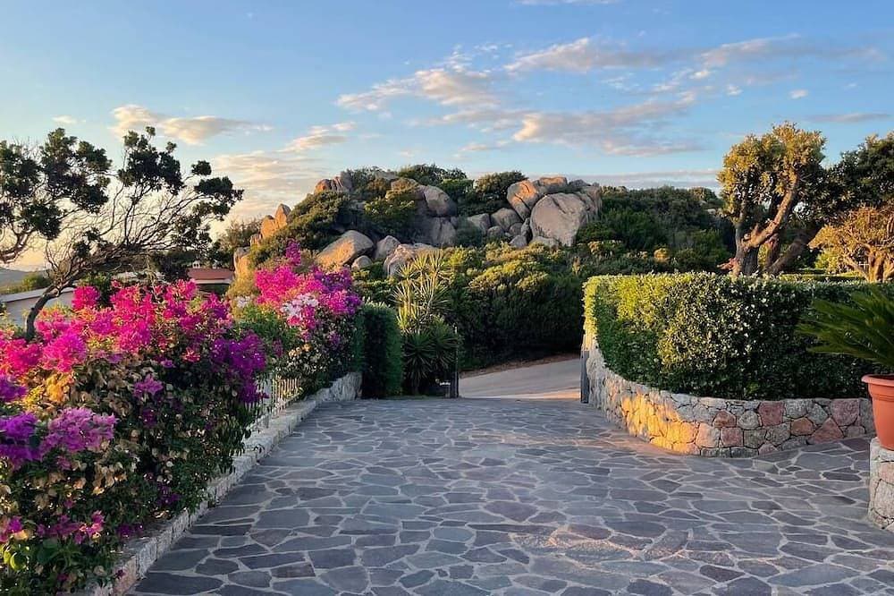 Foto 13 von 25: Rena Majore Exclusive Villa With Private Pool And Mediterranean Garden