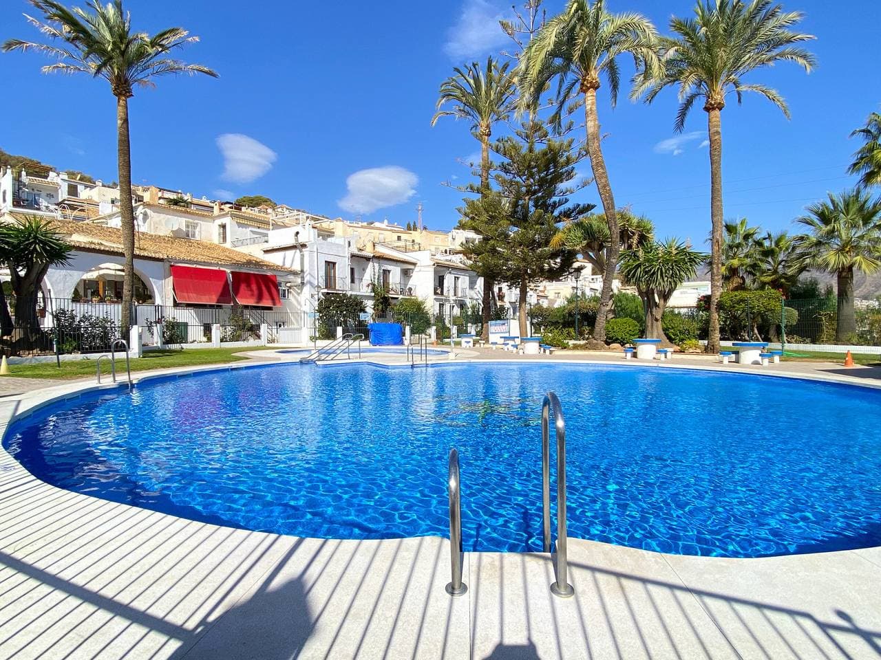 Gepflegtes Ferienhaus in Nerja mit Pool, Terrasse & Klimaanlage, 500m vom Strand. 1
