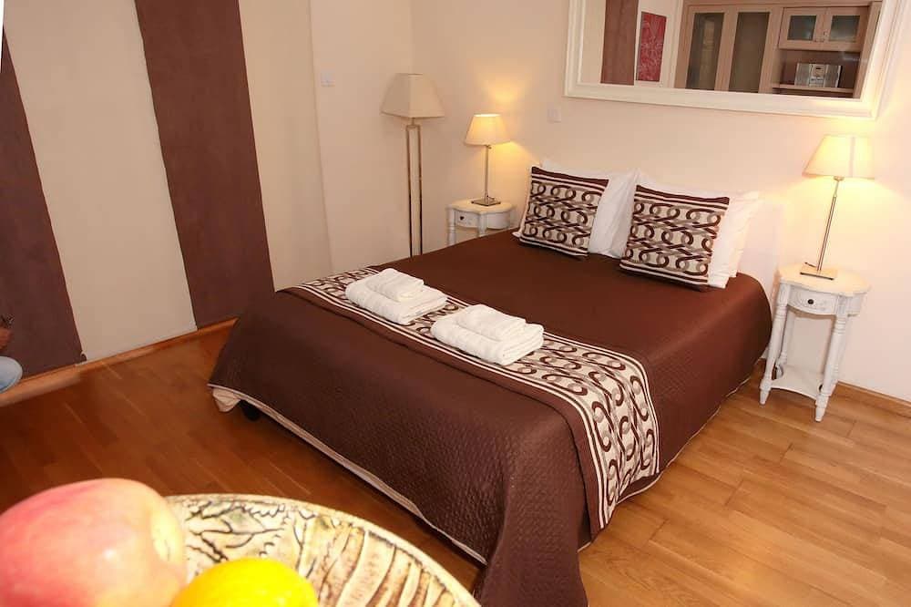 Foto 7 von 30: Ithaki Finikoudes Beach Front Apartment, einer der berühmtesten Strände in Zypern
