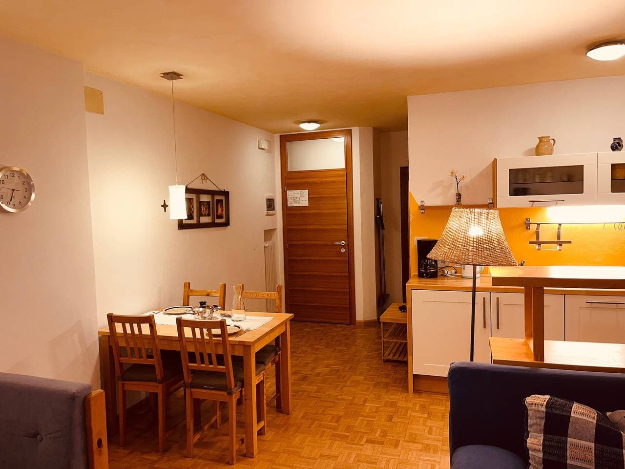 Foto 5 von 34: Ferienwohnung 'Residenz Zirmer Wohnung Feuer' mit Bergblick, Gemeinschaftsgarten und WLAN