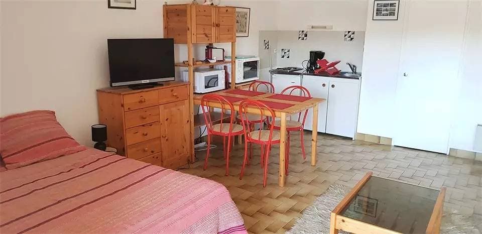 Foto 3 von 6: Studio von 35m2, mit vollem Meerblick auf den Hafen von Dahouët.