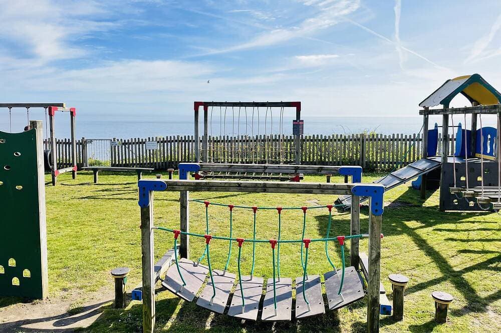 Foto 13 von 30: The Beach House, Suffolk Coast,<br>Beach access from site & covered heated pool