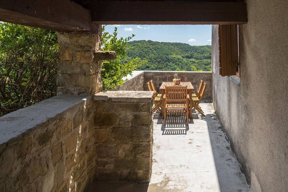 Foto 13 von 30: Nice home in Oprtalj with house a panoramic view
