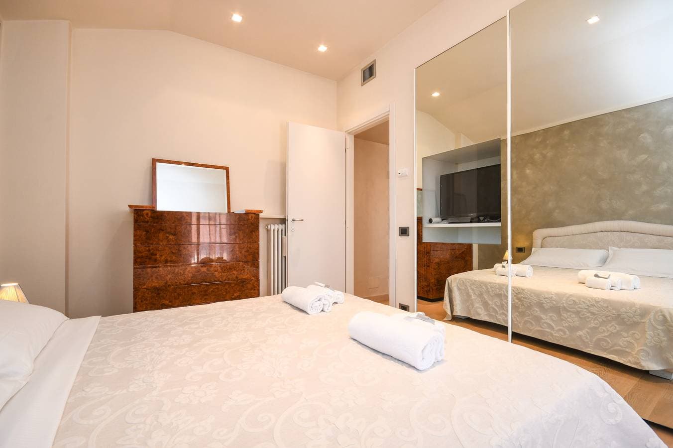 Foto 12 von 27: Mgh Luxury - Lake View Penthouse Desenzano