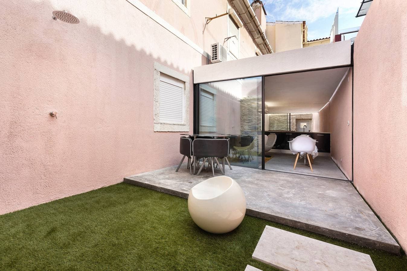 Foto 2 von 24: Ferienwohnung 'LxFactory Terrace Lisbon Loft' mit Terrasse und WLAN