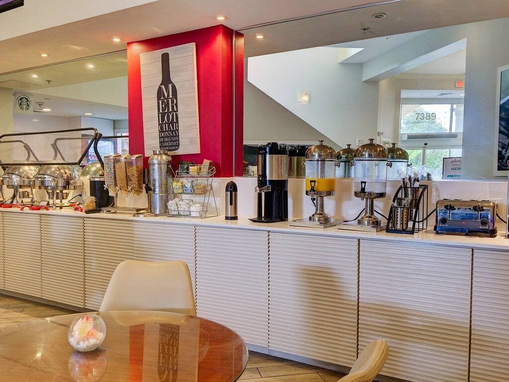 Premium-Universal Studios King Bed Resort Suite, Free Parking,Full Kitchen, Pool 1