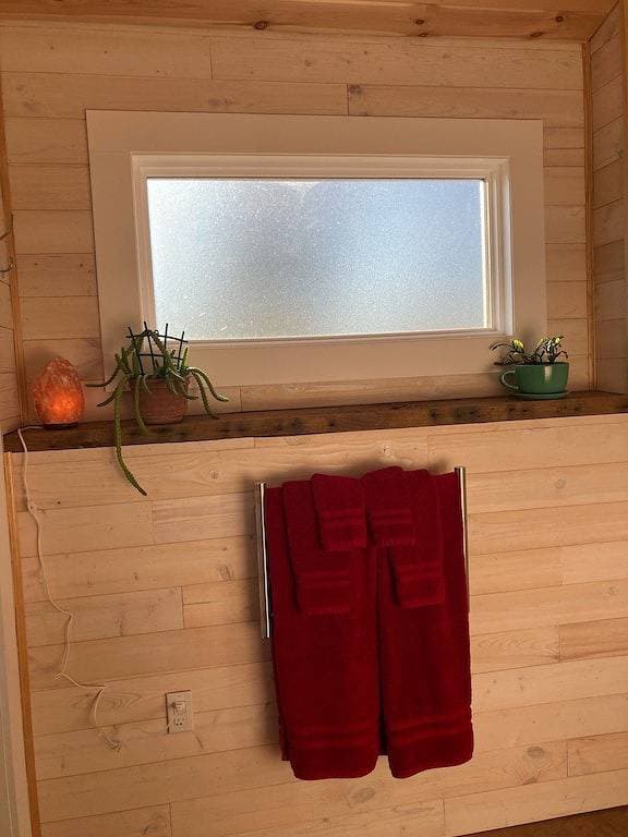 Foto 3 von 32: One room cabin set on our farm for a peaceful getaway.
