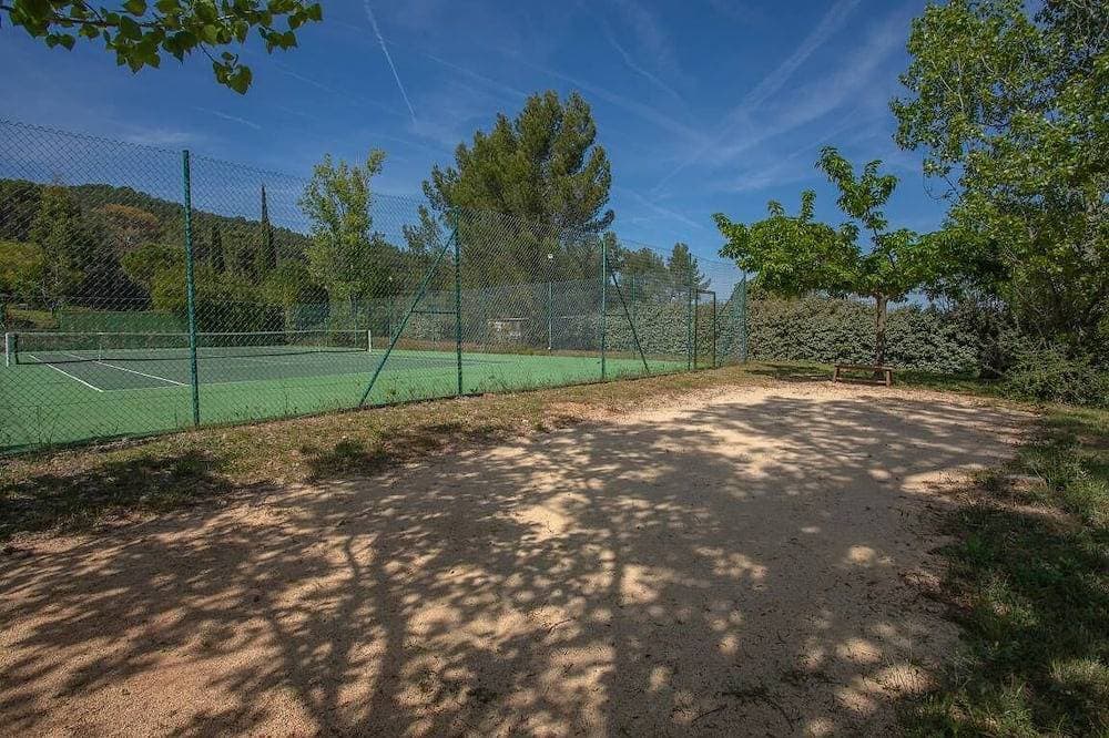 Foto 9 von 18: Spacious Villa, Tennis Court, Large Park