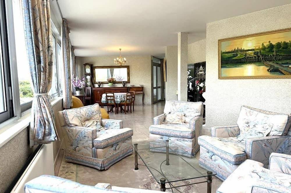 Apartment for 6 people, 50 m from the coastal path and 500 m from Fort-Bloqué beach, Wi-Fi,... 1