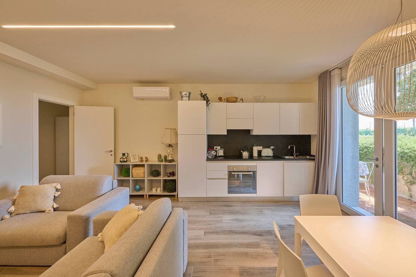 Foto 2 von 46: Ferienwohnung 'Alessandra' mit Seeblick, WLAN und Klimaanlage