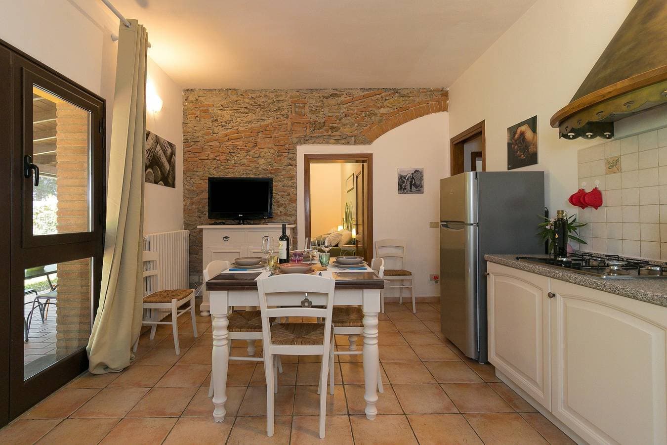 Foto 4 von 29: Podere Nuti – 1 La Regola: Überdachte Terrasse, Pool & Garten, privater Parkplatz