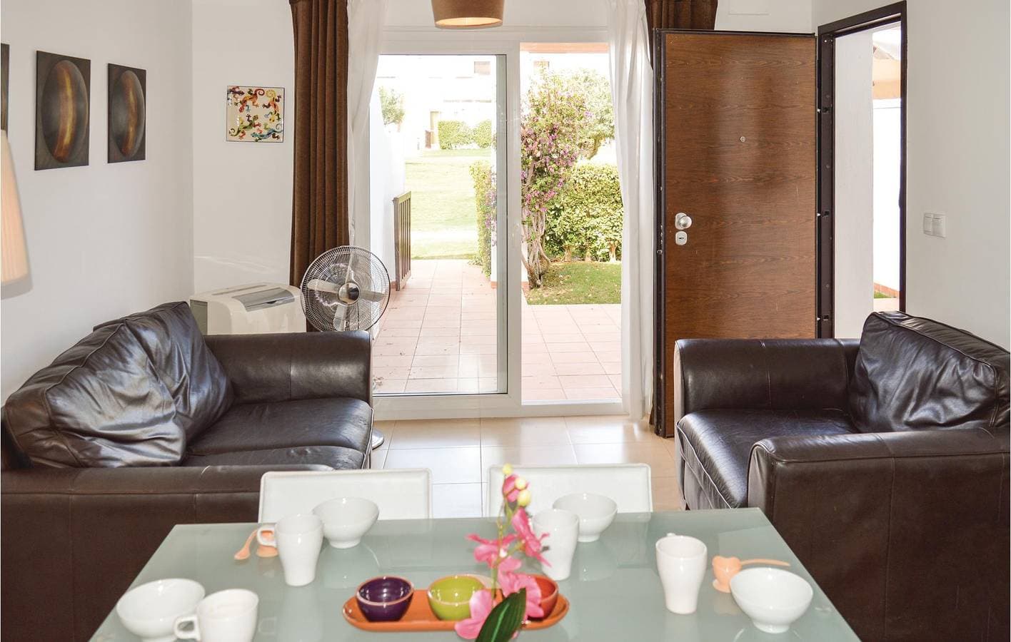 Foto 2 von 21: Gemütlicher Rückzugsort: 64 Quadratmeter großes Apartment mit Pool, Terrasse und Internet