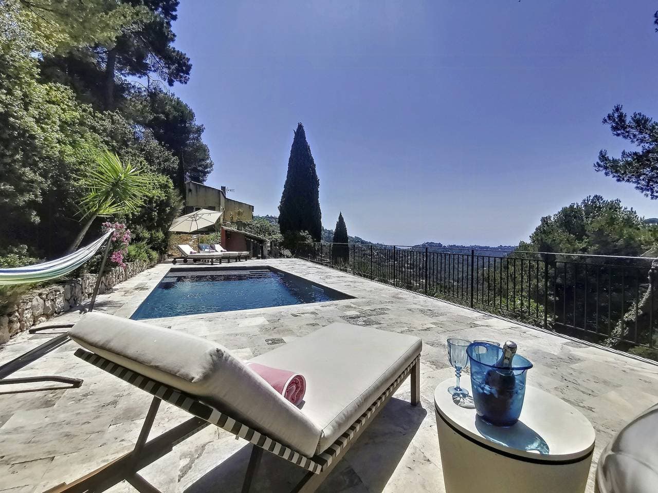 Mediterrane Villa in den Hügeln von Nizza 1