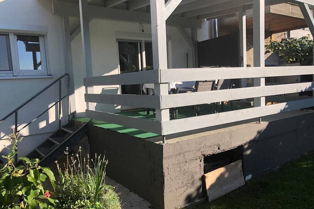 Foto 7 von 13: Moderne, helle Ferienwohnung mit Blick auf weite Landschaft; Parkplatz vorhanden