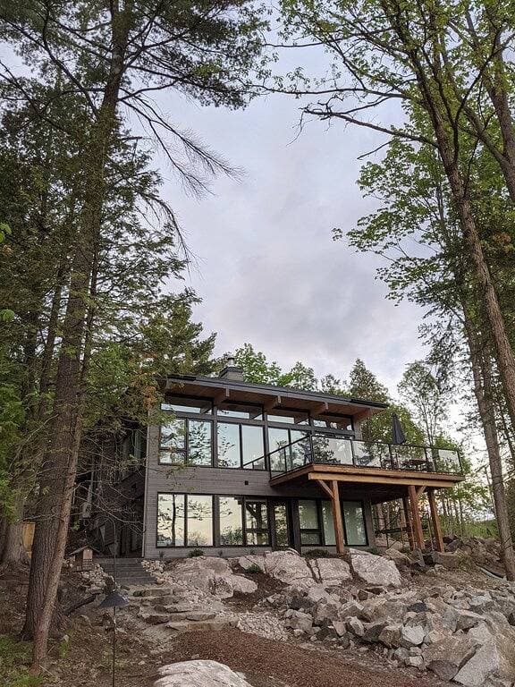 Foto 5 von 32: Le Riverain. Riverfront Modern Cottage.