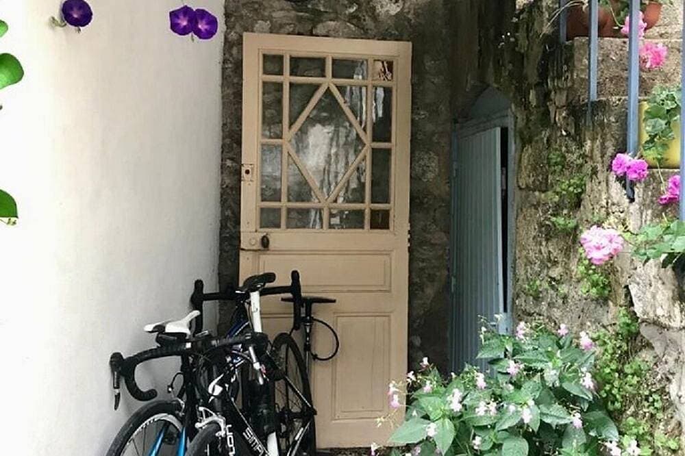 Foto 3 von 14: Le Poinçon Renversé : gemütlich und grün