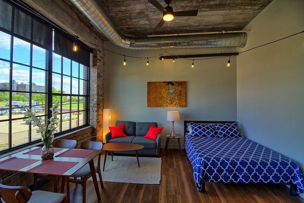 Foto 11 von 18: Chic Ultramodern Studio Loft w/ Designer Features