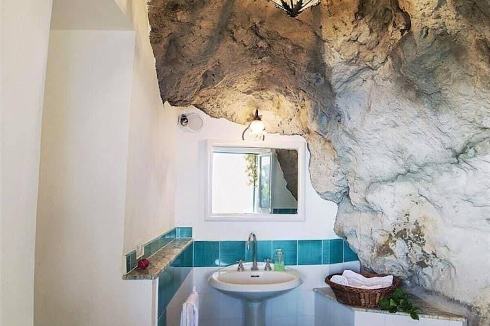 Foto 7 von 28: Honeymoon Amalfi •Private Sea View Terrace -Pet Friendly - Stone Bathroom