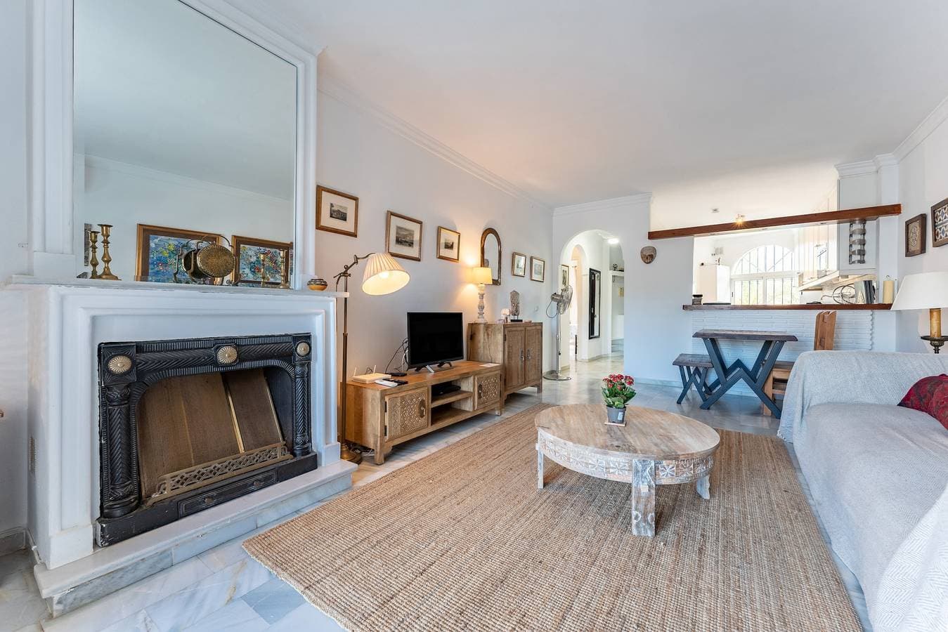 Foto 4 von 21: Schöne Ferienwohnung in ruhiger Lage mit Pool, WLAN, Klimaanlage, Terrasse & Garten