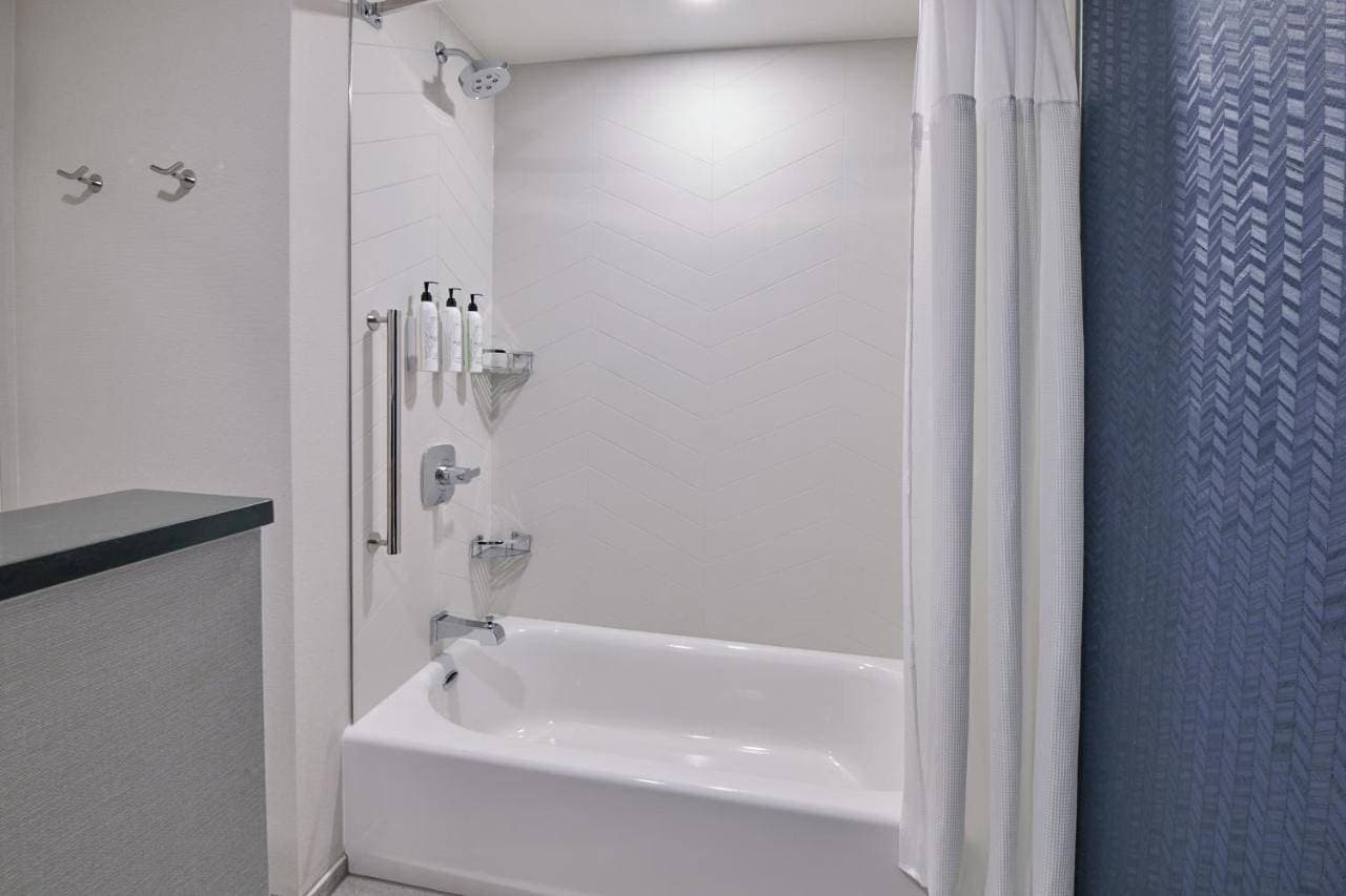 Foto 3 von 9: King Suite with Roll-In Shower and Sofa Bed - Mobility Access/Hearing Accessible