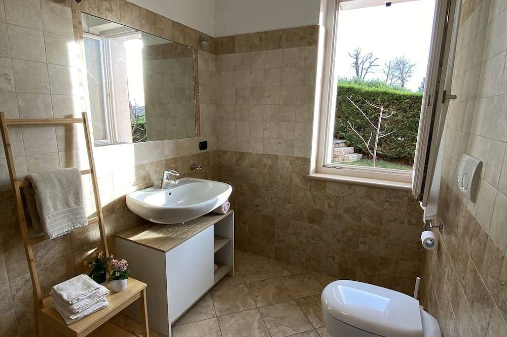 Foto 12 von 30: Villa mit großer Terrasse mit Blick auf den See