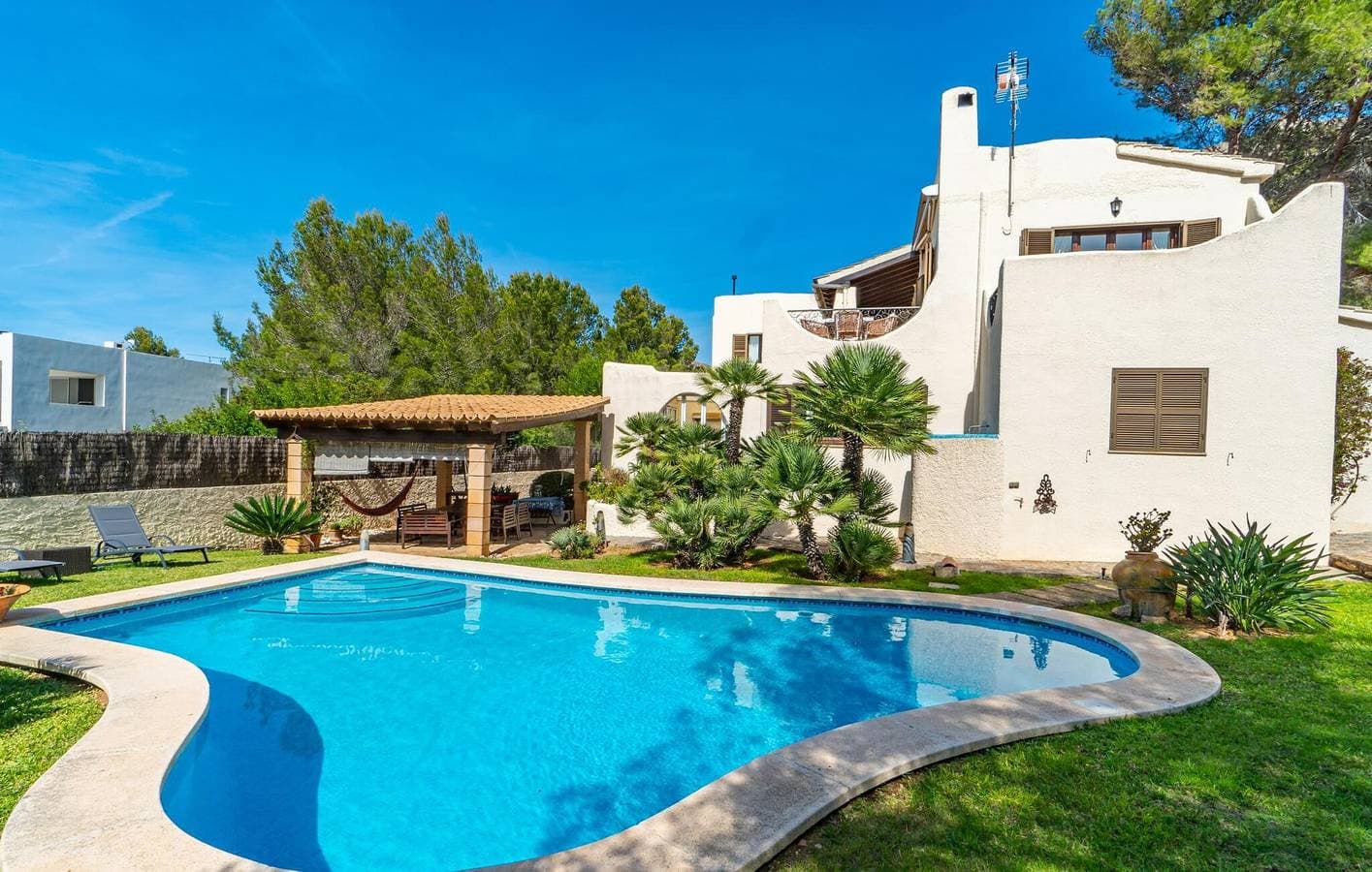 Foto 11 von 46: Meerblick-Paradies mit Pool, Terrasse und Grill