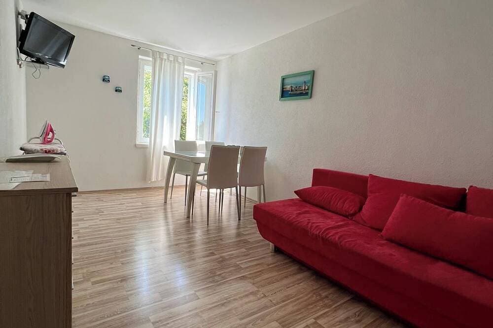 Foto 4 von 16: Central Baška Voda Beachfront Apartment with AC, WiFi, parking & a stunning view