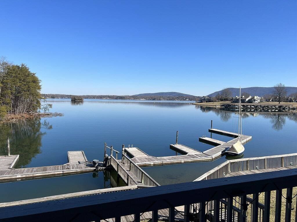 Foto 11 von 44: Charming Lakefront Condo at Bernard's Landing, only steps from the shore!