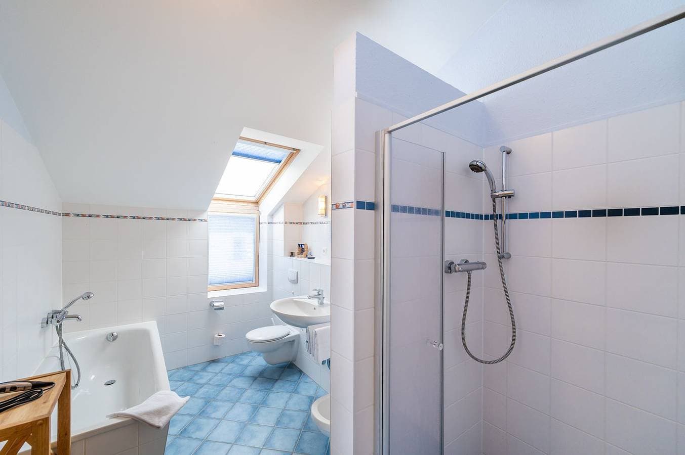 Foto 10 von 14: Großzügige Ferienwohnung mit Balkon und Meerblick, direkte Strandlage