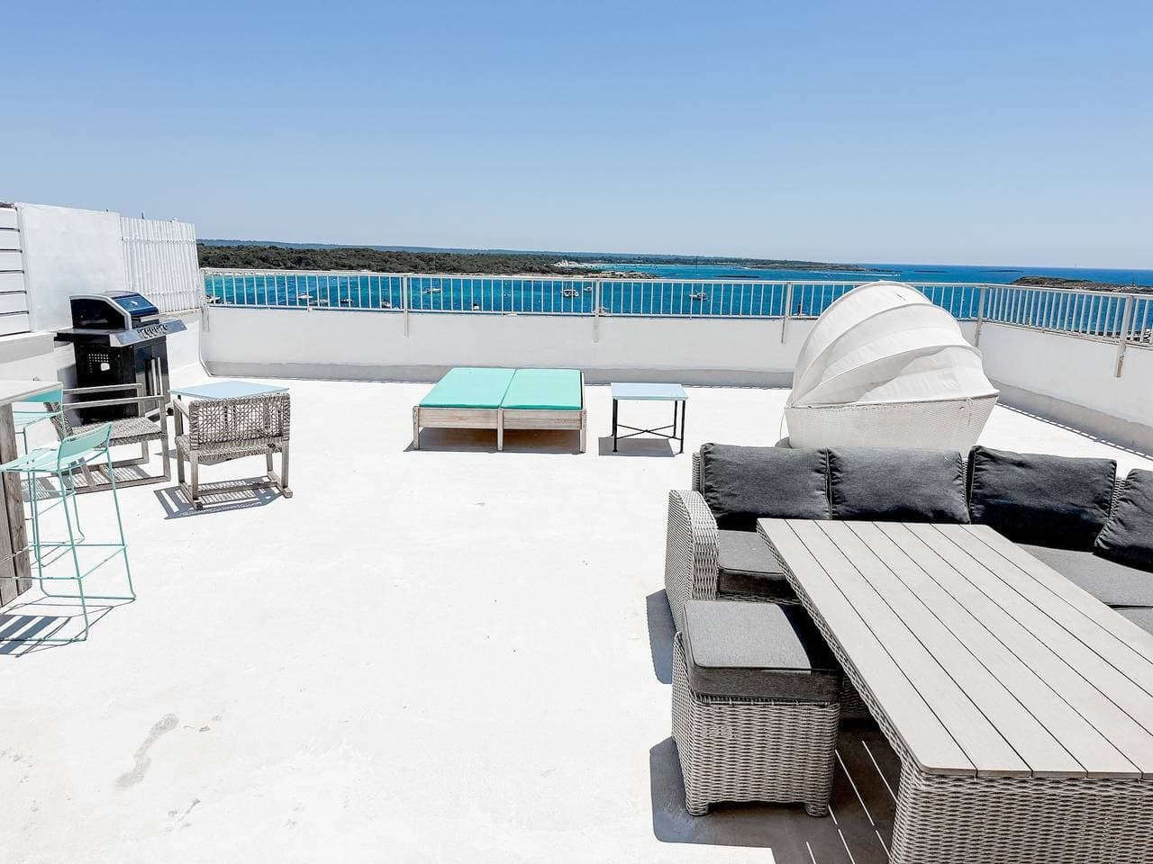 Foto 3 von 27: Beachfront Penthouse – Panoramaterrasse, mediterraner Stil, Privatsphäre