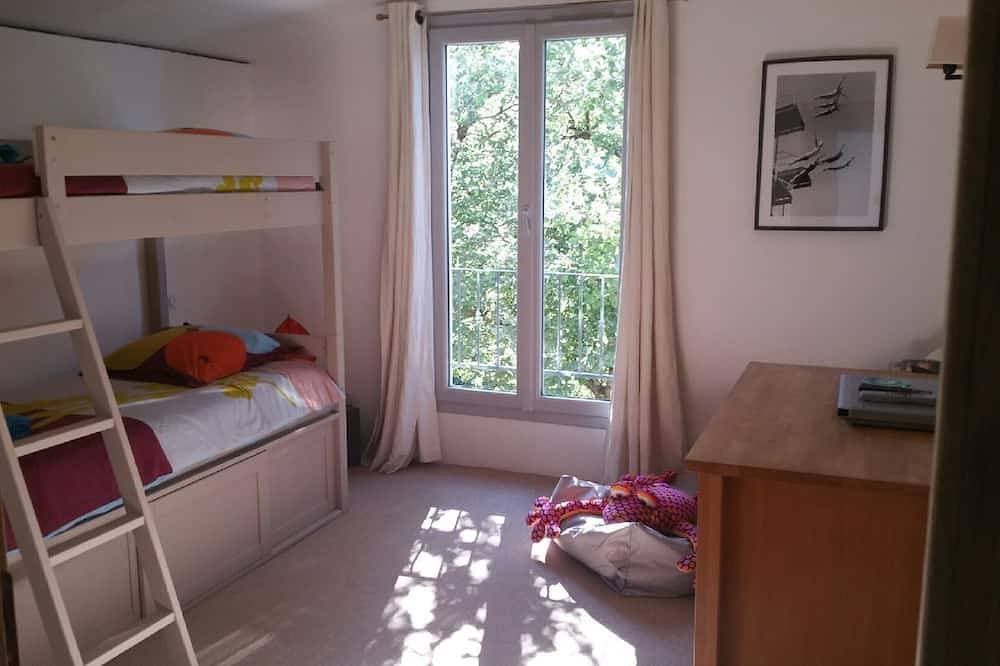 Foto 3 von 24: Villa mit Pool auf einem großen Waldgrundstück ohne Aussicht