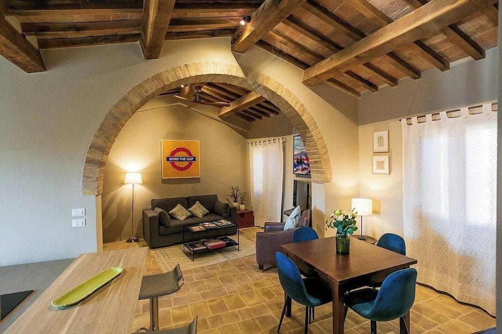 Elegante appartamento affacciato sulla piazza principale di Montone 1