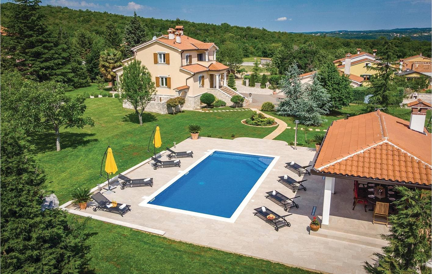 Foto 8 von 82: Gemütliche 2-Zimmer-Wohnung mit Terrasse in der Nähe des Stadtzentrums von Raša und des Flusses