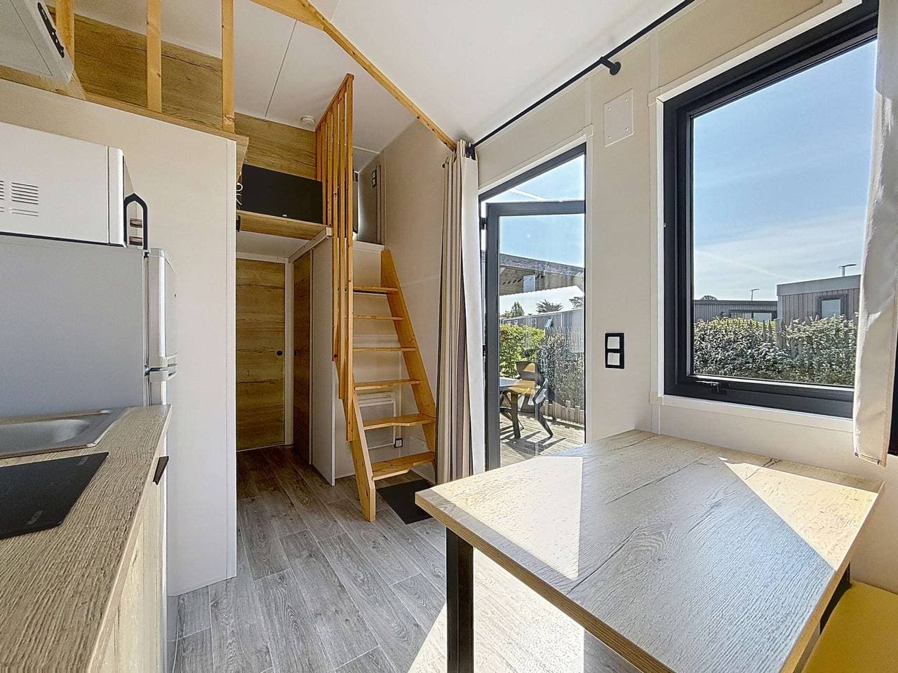 Foto 4 von 16: Holz-Tiny House mit Terrasse, Pool, WLAN, Haustiere erlaubt, Parkplatz - 200m vom Strand