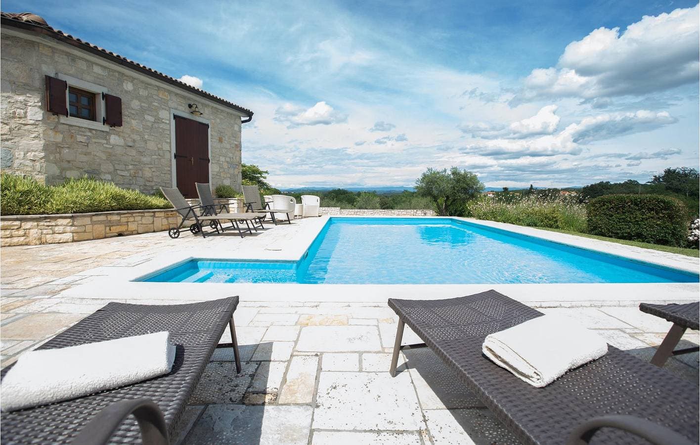 Foto 12 von 35: Geräumige 23 m² große Wohnung mit Pool, Parkplatz und WLAN