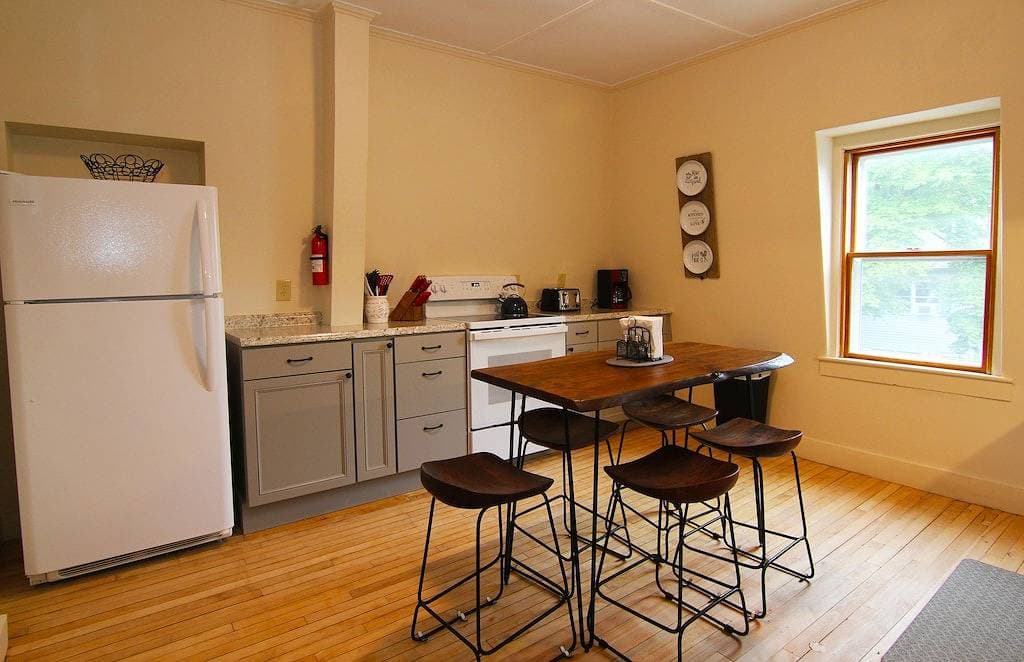 Foto 3 von 21: Renovated downtown Bar Harbor apartment, park and walk to shops and restaurants.